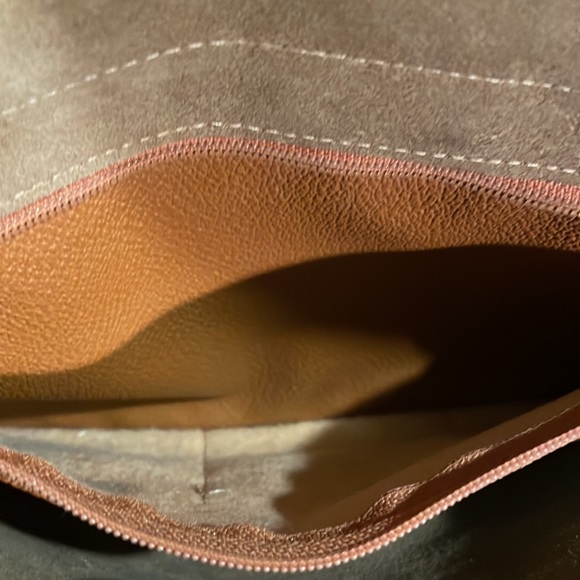 Vintage Dooney & Bourke Taupe All Weather Leather Crossbody - Picture 10 of 16